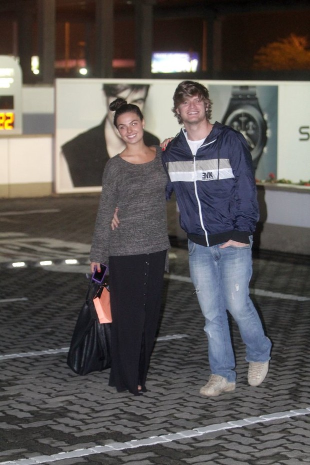 Isis Valverde passeia em shopping com o namorado (Foto: Delson Silva / Ag News)
