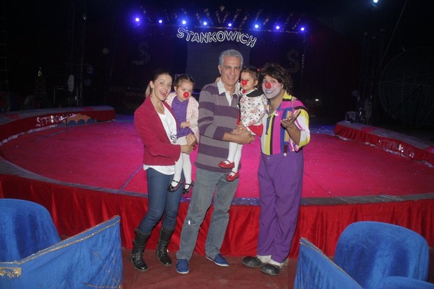 Bianca Rinaldi vai com a família ao circo (Foto: Delson Silva / Ag News)