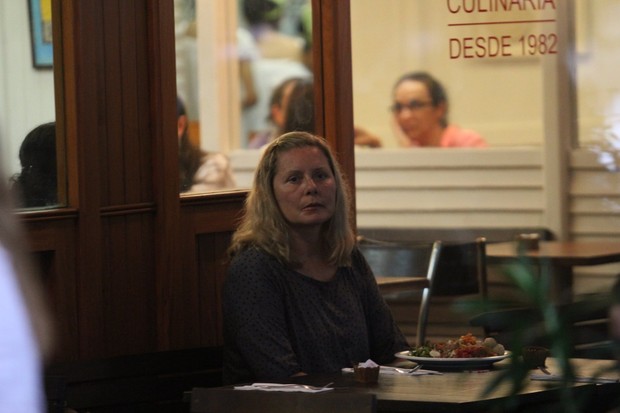 Vera Fischer almoça em restaurante do Leblon (Foto: Wallace Barbosa / AgNews)