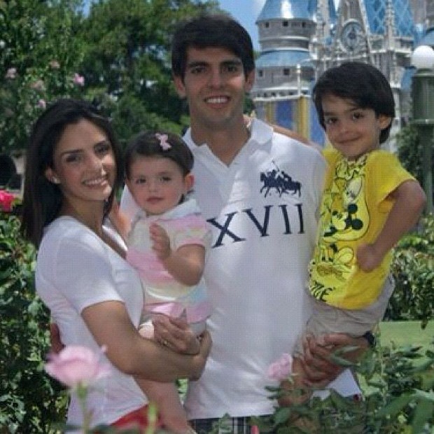 Carol Celico posta foto com Kaká e os filhos (Foto: Instagram / Reprodução)