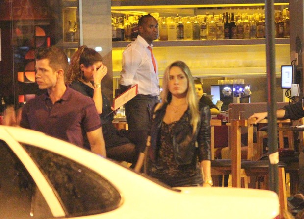 Ex-BBB Renata janta acompanhada em restaurante na Zona Sul do Rio (Foto: Fausto Candelária/ Ag. News)