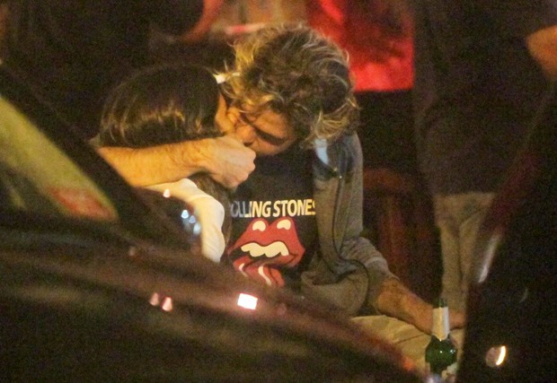 Bruno Mazzeo beija morena em bar na Zona Sul do Rio (Foto: Delson Silva/ Ag. News)