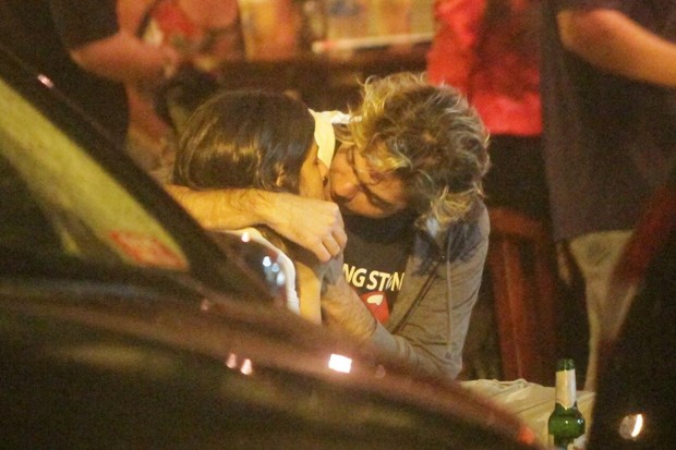 Bruno Mazzeo beija morena em bar na Zona Sul do Rio (Foto: Delson Silva/ Ag. News)