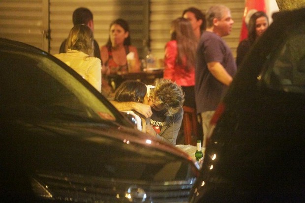 Bruno Mazzeo com morena em bar na Zona Sul do Rio (Foto: Delson Silva/ Ag. News)