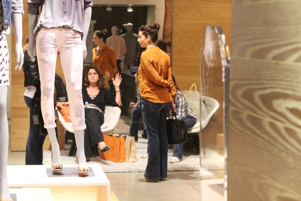 Giovanna Antonelli faz compras em shopping no Rio (Foto: Daniel Delmiro/ Ag. News)