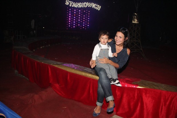 Juliana Knust com Filho no Circo  (Foto: Marcus Pavão / AgNews)