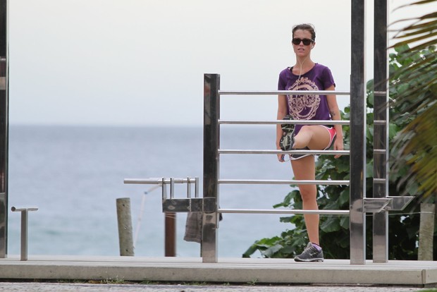 Juliana Didone caminha pela orla  (Foto: Clayton Militão / Foto Rio News)