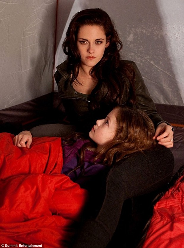 Kristen Stewart e Mackenzie Foy em cenas de "Amanhecer-Parte 2" (Foto: Divulgação)