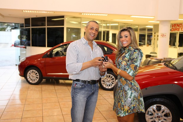 Ex-BBB Fabiana recebe carros que ganhou na 12ª edição do ‘Big Brother Brasil’ (Foto: Divulgação)