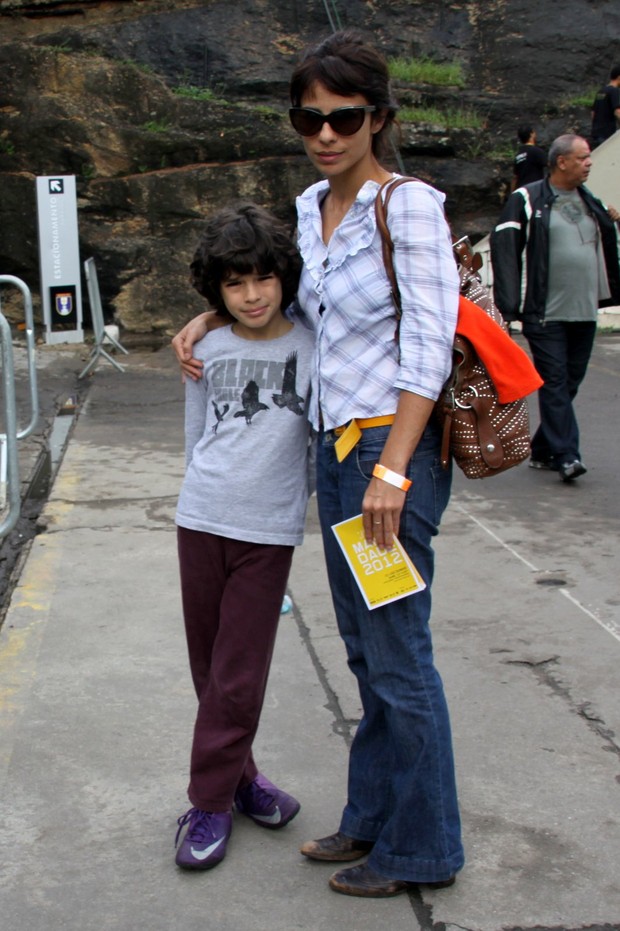 Maria Ribeiro com o filho (Foto: Gil Rodrigues / Photo Rio News)