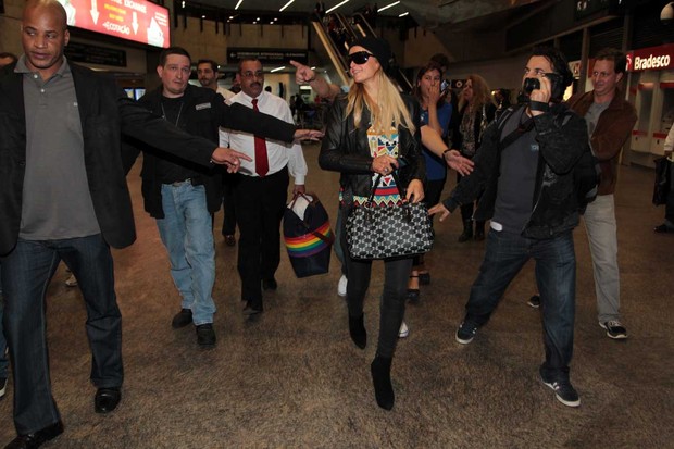 Paris Hilton chega ao Brasil (Foto: Orlando Oliveira/AgNews)
