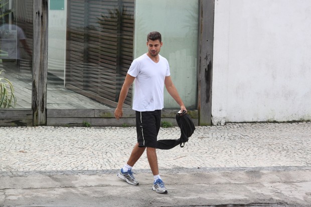 Cauã Reymond saindo da academia (Foto: Fabio Martins / AgNews)
