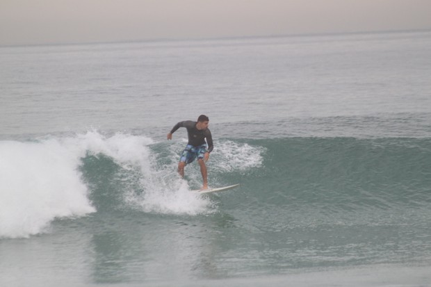 Cauã Reymond surfa na praia da Barra (Foto: Fabio Martins / AgNews)
