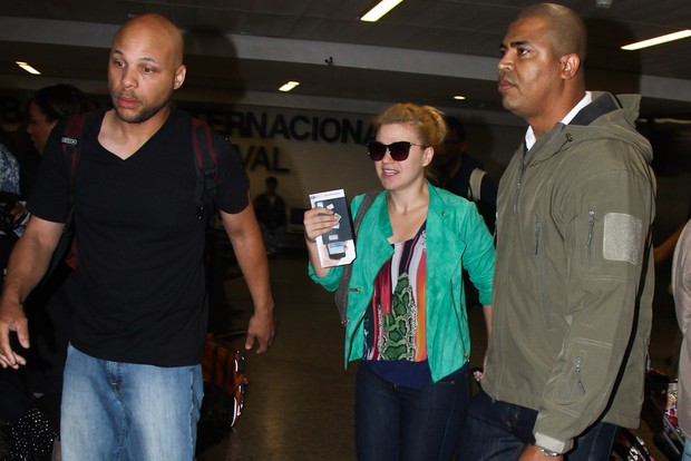 Kelly Clarkson desembarca no aeroporto de Guarulhos (Foto: Manuela Scarpa / Foto Rio News)