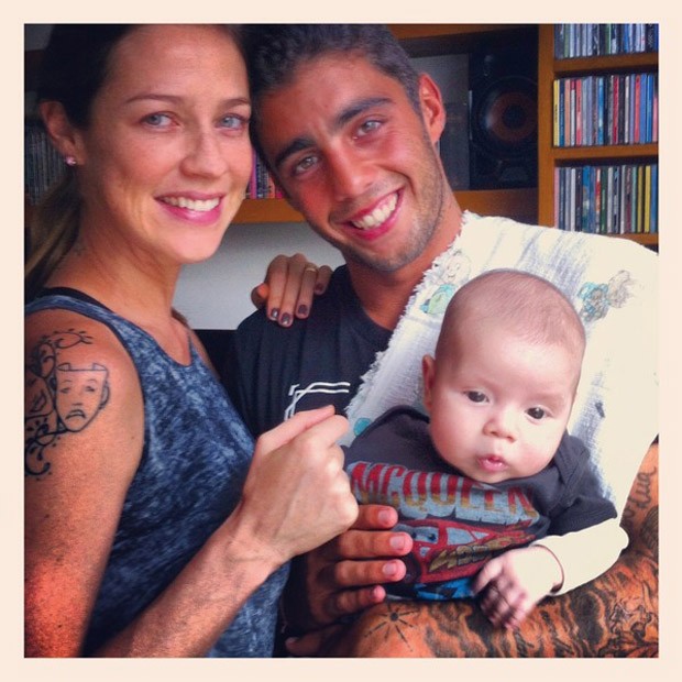 Luana Piovani posta foto com o filho, Dom, e o marido, Pedro Scooby (Foto: Twitter / Reprodução)