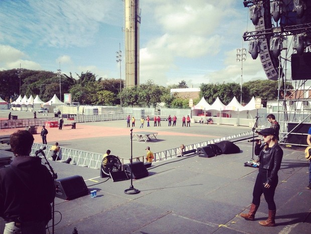 Kelly Clarkson posta foto de passagem de som para festival em São Paulo (Foto: Twitter / Reprodução)