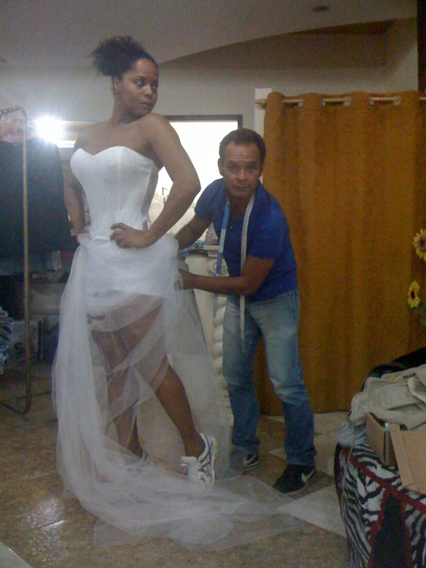 Adriana Bombom experimenta vestido de noiva caipira (Foto: Divulgação)