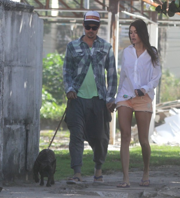 Paulo Vilhena e Thaila Ayala passeiam com o cachorro (Foto: Delson Silva / Ag News)