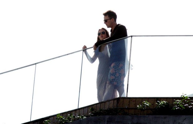 Edward Norton e a mulher na varando do hotel, no Rio (Foto: André Freitas / AgNews)