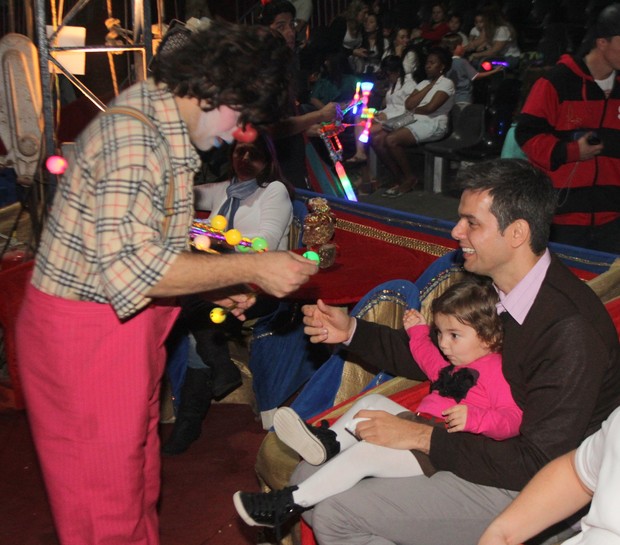 Otaviano Costa com a filha Olívia em circo (Foto: Marcus Pavão / AgNews)