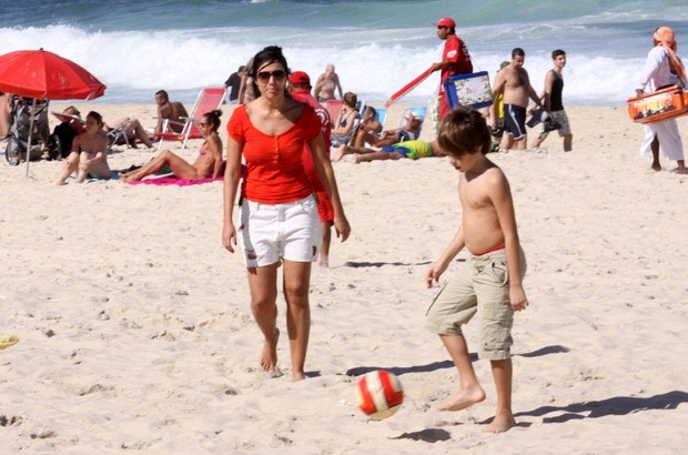 Patrícia Poeta joga bola com o filho no Leblon (Foto: J. Humberto / AgNews)