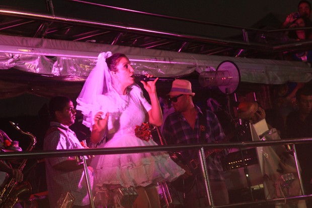 Ivete Sangalo se apresenta vestida de noiva (Foto: Sércio Freitas / Ag Fred Pontes / Divulgação)