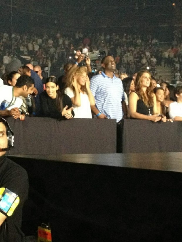 Kim Kardashian e BEyoncé no show de Jay-z e Kanye West (Foto: Reprodução/Twitter)