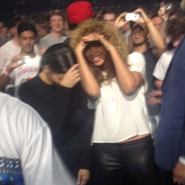 Kim Kardashian e Beyoncé no show de Kanye West e Jay-Z (Foto: Twitter / Reprodução)