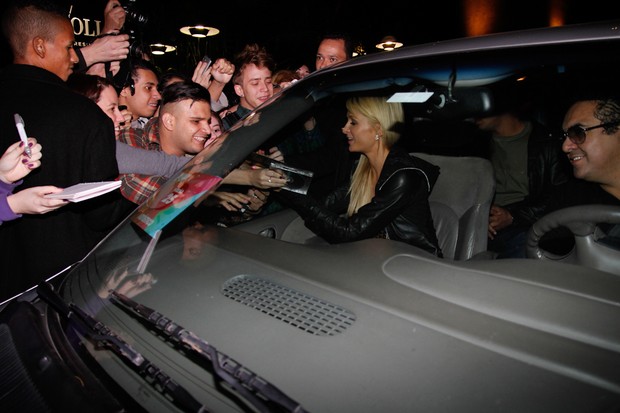 Paris Hilton atende fãs ao deixar hotel em SP (Foto: Danilo Carvalho/Agnews)
