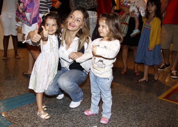 Bianca Rinaldi e as filhas (Foto: Felipe Assumpção/AgNews)