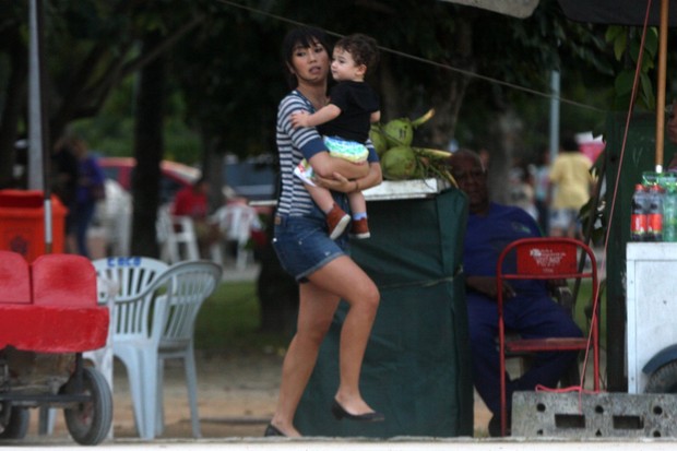 Daniele Suzuki passeia com o filho (Foto: Edson Teófilo / Foto Rio News)