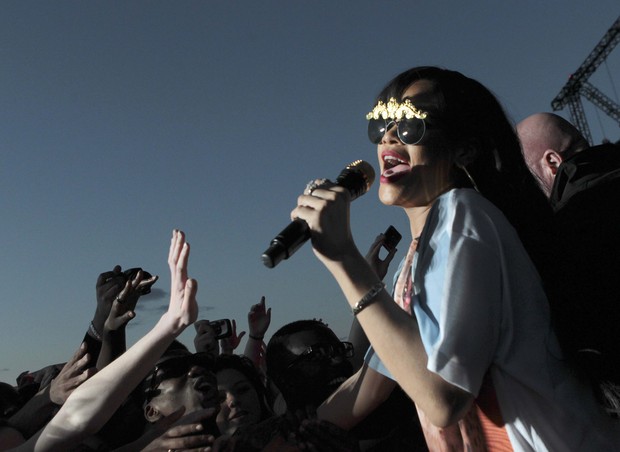 Rihanna se apresenta em festival na Inglaterra (Foto: Agência/ Reuters)