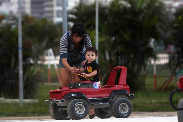 Daniele Suzuki passeia com o filho (Foto: Edson Teófilo / Foto Rio News)