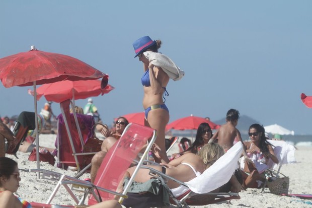 Nívea Stelmann curte praia com o filho (Foto: Delson Silva / Ag News)