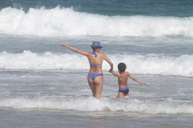 Nívea Stelmann curte praia com o filho (Foto: Delson Silva / Ag News)