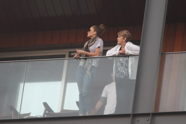 Jennifer Lopez na sacada do hotel (Foto: Marcello Sá Barreto / Foto Rio News)
