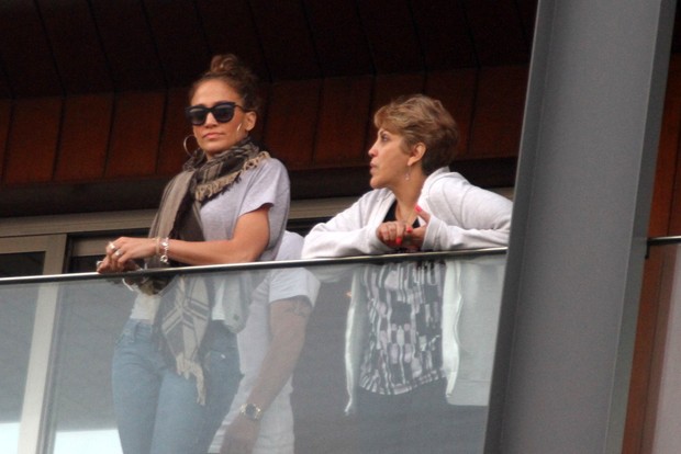 Jennifer Lopez na sacada do hotel (Foto: Marcello Sá Barreto / Foto Rio News)