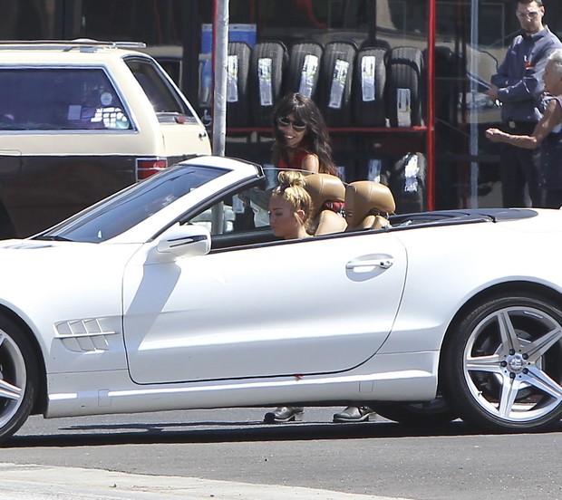 Miley Cyrus e uma amiga param em loja de maconha medicinal em Los Angeles (Foto: X17)