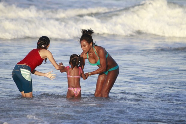 Glória Maria curte praia com as filhas em Porto de Galinhas, Pernambuco (Foto: Felipe Panfili / AgNews)