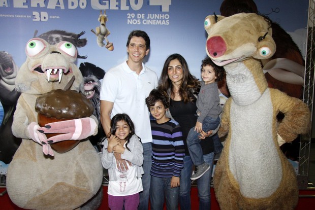 Márcio Garcia com a família na pré-estreia de 'A Era do Gelo 4' (Foto: Felipe Assumpção / AgNews)