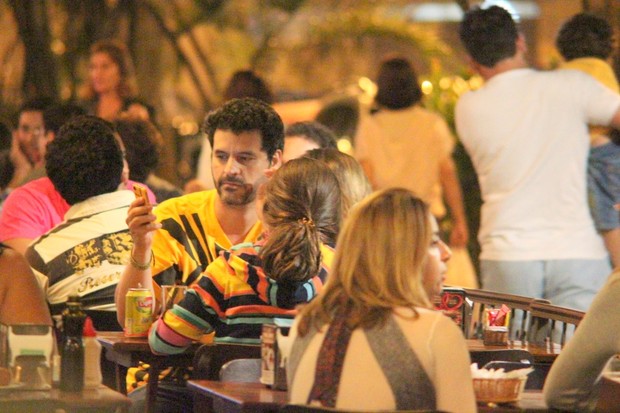 Bruno Garcia com a filha Bella em restaurante na Zona Sul do Rio (Foto: Fausto Candelária/ Ag. News)