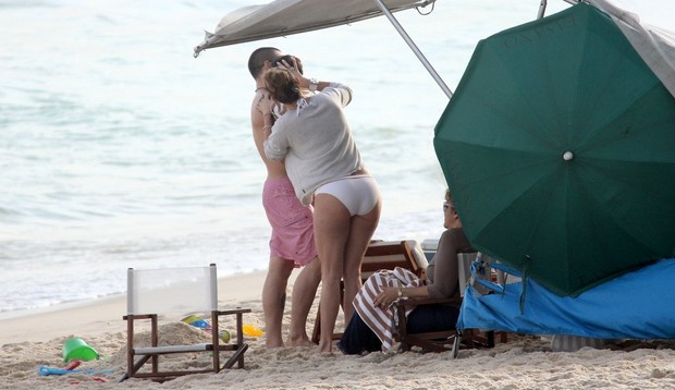 Jennifer Lopez na praia de Ipanema com os filhos e o namorado (Foto: AgNews)