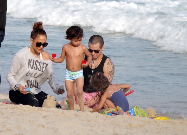 Jennifer Lopez na praia de Ipanema com os filhos e o namorado (Foto: Delson Silva e Gabriel Reis / AgNews)