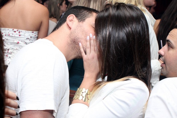 Ex-BBB Rafa beija morena em festa (Foto: Raphael Mesquita/Divulgação)