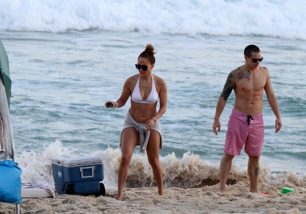Jennifer Lopez na praia de Ipanema com os filhos e o namorado (Foto: André Freitas / AgNews)