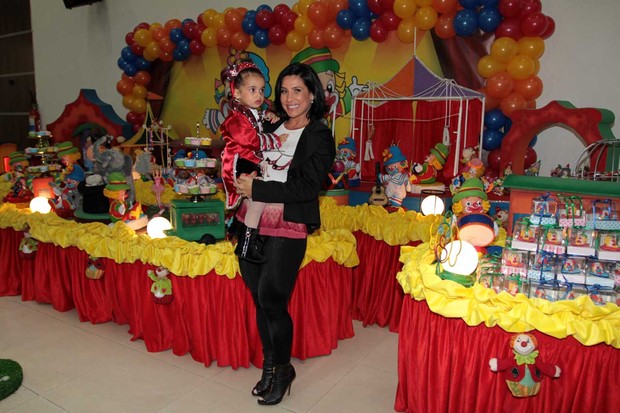Scheila Carvalho com a filha Giulia na sua festa de 2 anos (Foto: Orlando Oliveira / AgNews)