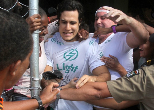 Galã de 'Avenida Brasil' é agarrado em futebol beneficente (Foto: Cleomir Tavares/Divulgação)