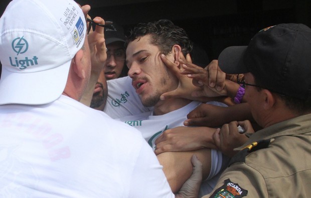 Fãs agarram atores de 'Avenida Brasil' em partida beneficente (Foto: Cleomir Tavares/Divulgação)