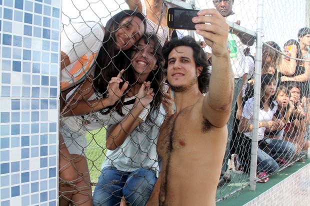 Emiliano D'Avila com fãs (Foto: Cleomir Tavares/Divulgação)
