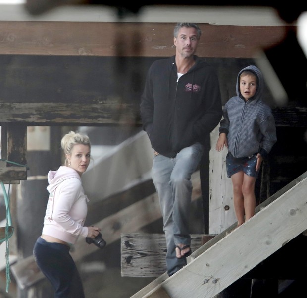Britney Spears com o filho mais velho Jayden e o marido Jason Trawick em Malibu, na Califórnia, nos Estados Unidos (Foto: Grosby Group/ Agência)